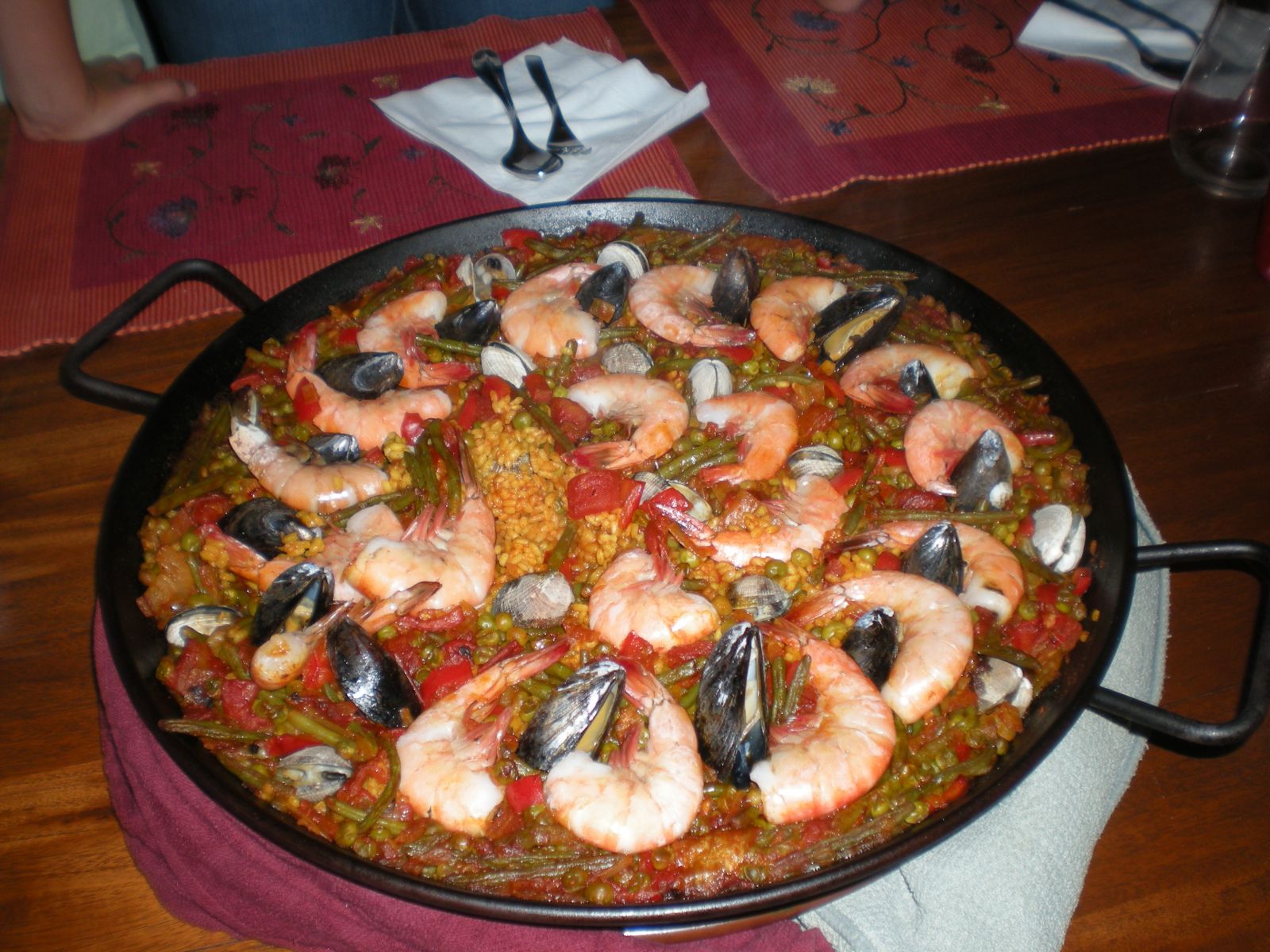 Paella para el almuerzo en España
